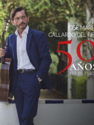 José María Gallardo del Rey celebra sus 50 años con una imagen que combina elegancia y música, destacando su trayectoria musical.
