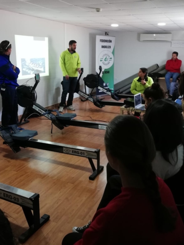 Presentación técnica sobre remo ergométrico en un taller de la Federación Andaluza de Remo.