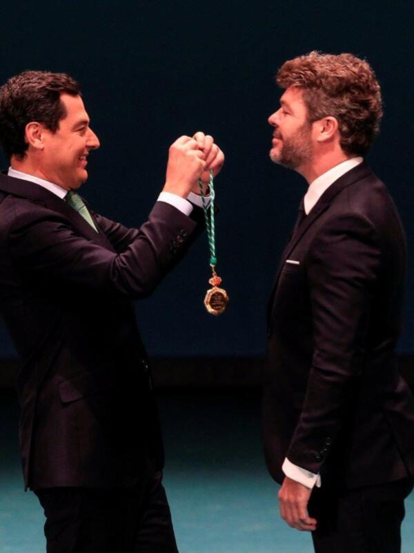 Pablo Heras Casado granadino, recibió la medalla de Andalucía pero no estuvo acompañad ado su mujer Anne Igartiburu.