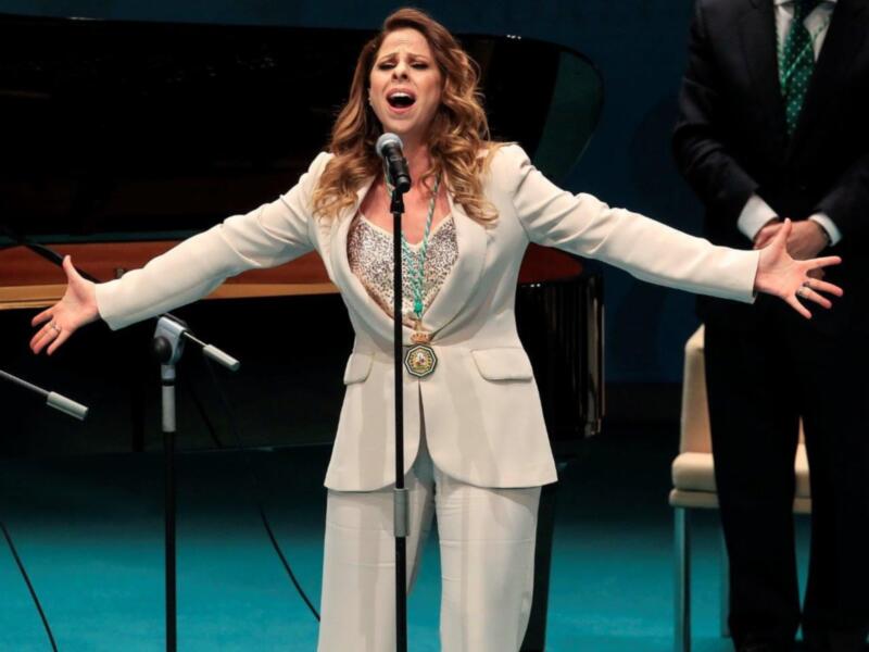 El himno de Andalucía interpretado por Pastora Soler puso el mejor broche al acto de entrega de  la Medalla de Andalucia