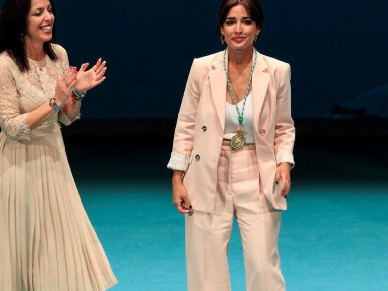 Inma Cuesta y Pastora Soler coincidieron con el mismo estilo, traje chaqueta pantalón rosa