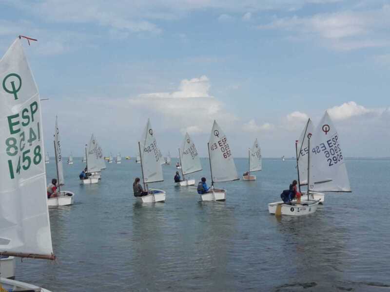 Cuatro jóvenes regatistas del CAND debutan en competición en el Campeonato de Optimist disputado en aguas de la localidad