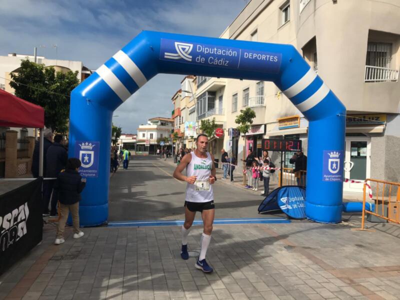 Manuel Bejarano y Amalia Salas se imponen en una Media Maratón Costa de la Luz donde los atletas roteños coparon el podio absoluto