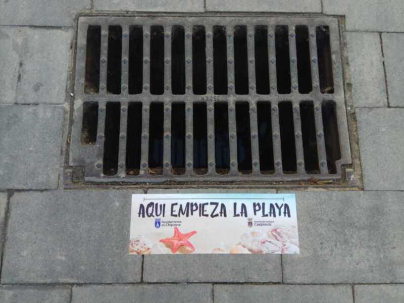 Una nueva campaña trata de concienciación para evitar que se vierta agua sucia y otros residuos a la red de pluviales de Chipiona