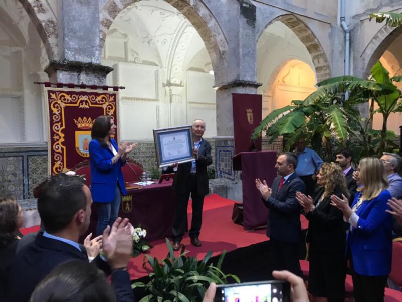 La Corporación chipionera entrega la distinción de Hijo Predilecto a Juan Luis Naval Molero en un acto cargado de emotividad