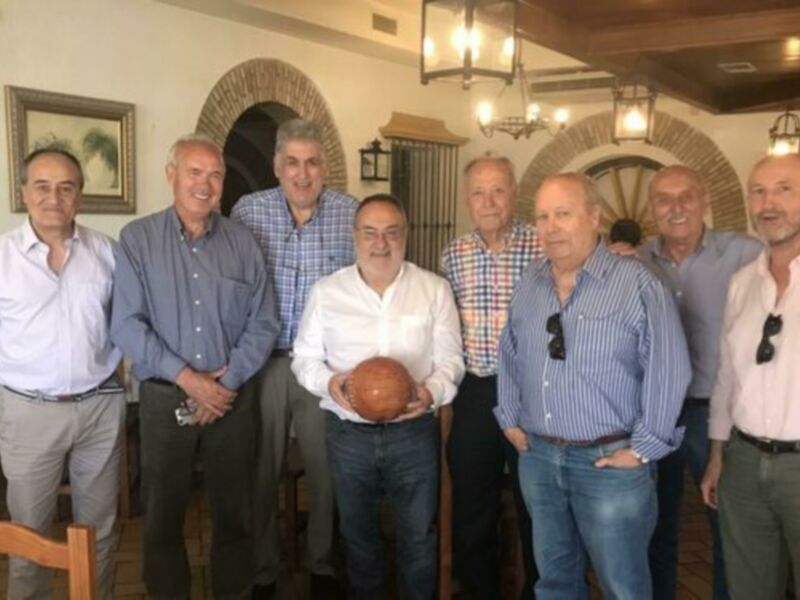 Entre ágrafos y enciclopedistas, homenaje sevillano al director del as Alfredo Relaño