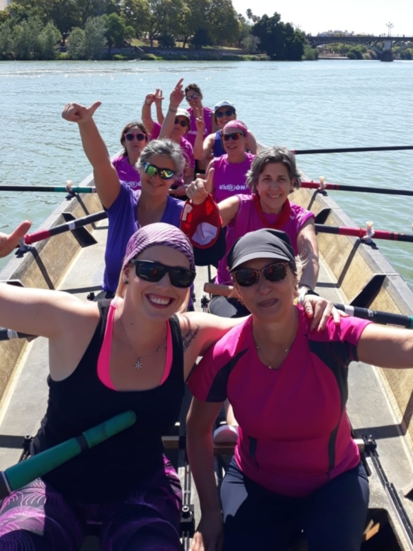 Una小组在河上划船，背景是清澈的水面和远处的树木。