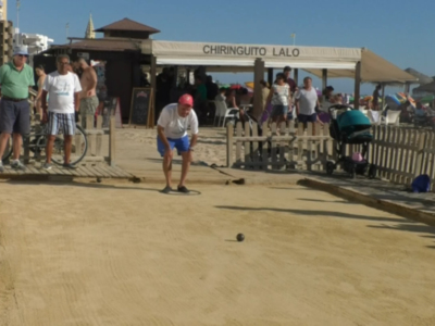 El histórico Torneo de petanca Playa de Regla abrió competición en la tarde de ayer con sesenta participantes