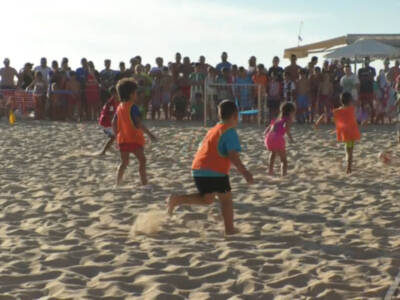 Más de 120 jugadores compiten hasta hoy jueves en la playa de Regla en el Tour Fútbol Playa 3X3