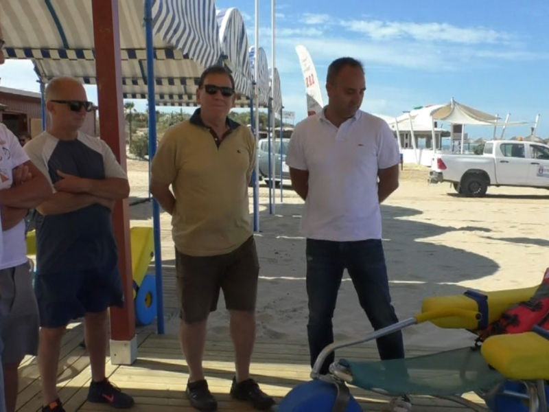 Nuevos equipamientos mejoran la accesibilidad y la atención a las personas con movilidad reducida en las playas de Chipiona