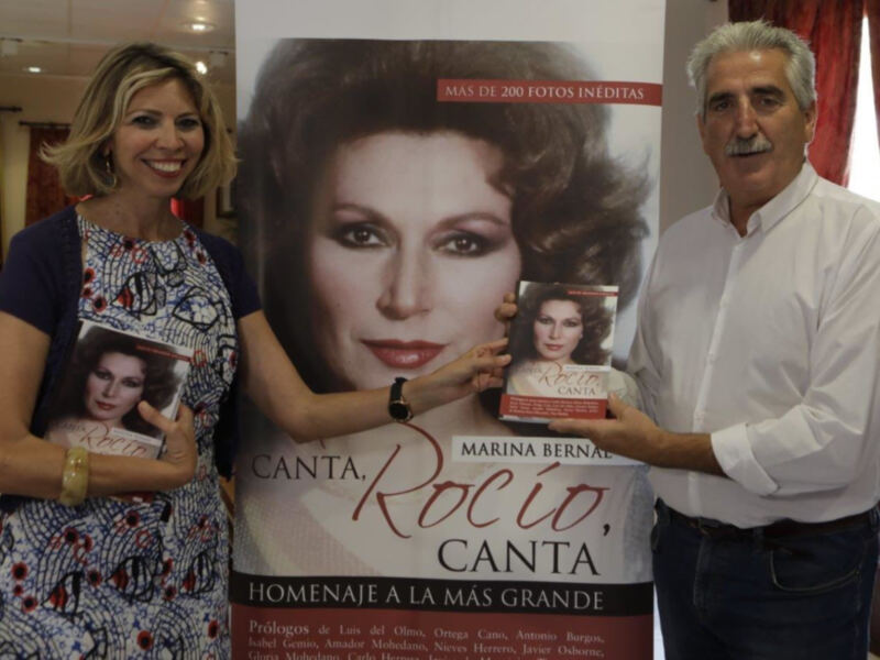 Marina Bernal entregó, "Canta, Rocío canta" al alcalde de Chipiona, Luis Mario Aparcero.
