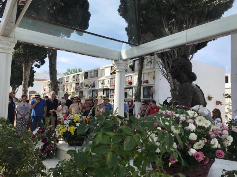 Ayuntamiento de Chipiona y 'RJ La más grande' recuerdan a Rocío Jurado con una ofrenda floral en el día de su cumpleaños