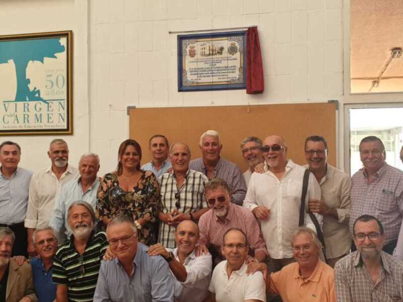 La alcaldesa de Puerto Real descubre una placa conmemorativa del cincuentenario de maestros industriales