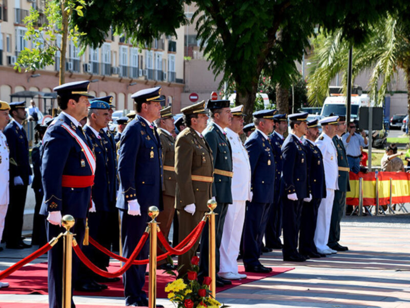 Tomares presentó pleitesía en honor a la Bandera Española.