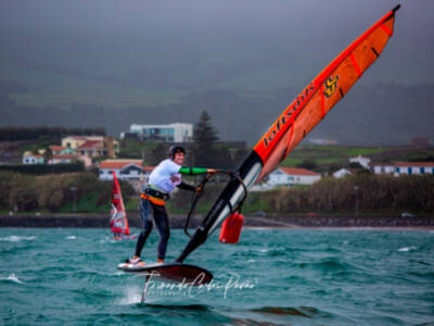 El regatista del CAND Chipiona Fernando Martínez del Cerro marcha primero de su categoría en el Azores Windsurf-Foil Open Challenge