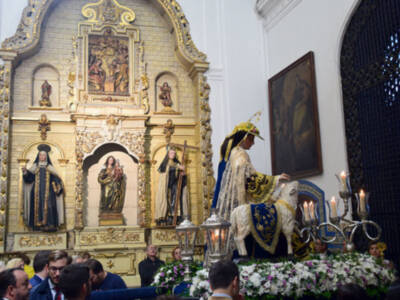 La imagen de la Divina Pastora de las Almas en rosario vespertino por su feligresía.