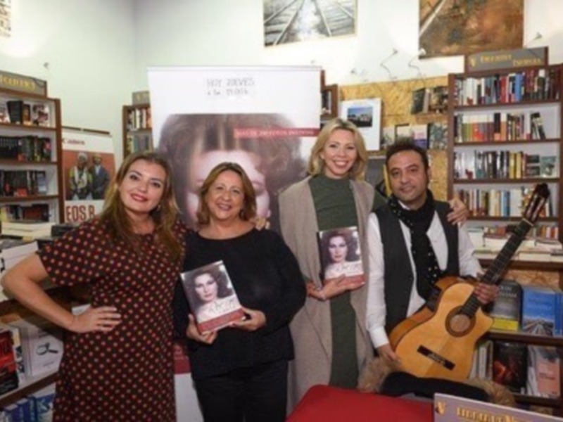Gran exito del encuentro con los  lectores de su libro ‘Canta Rocío, canta‘  en librería teatro Verbo de Sevilla