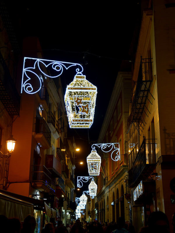 Aunque la decoración navideña no suele tener símbolo religioso, Sevilla mantiene la tradición de montar belenes.