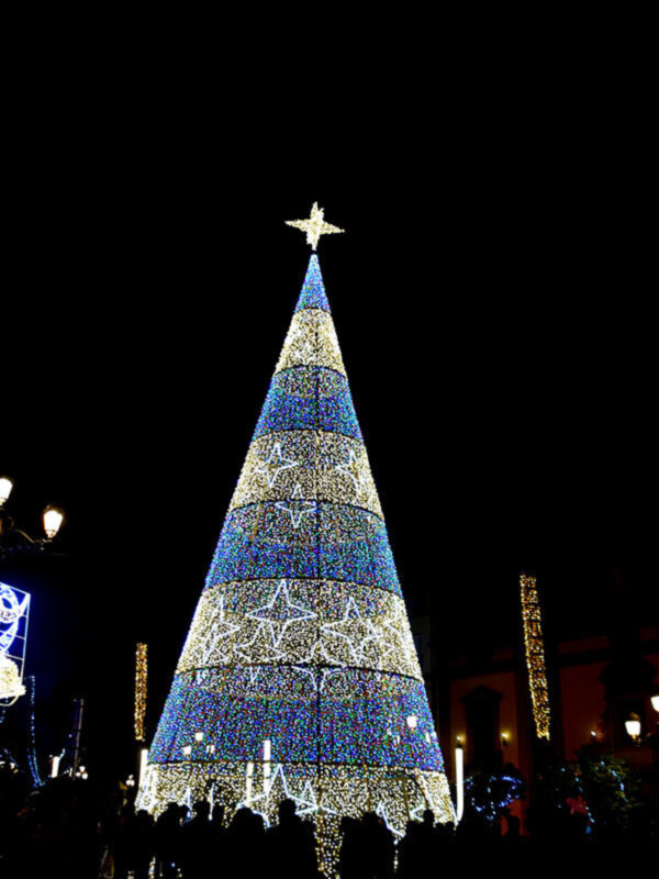 Sevilla habre la navidad con la decoración de esta fiestas.