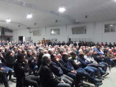Acordada la creación de una plataforma en la reunión de los regantes afectados por el cobro de la Junta