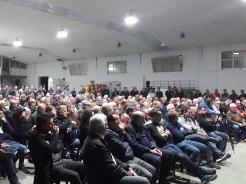 Acordada la creación de una plataforma en la reunión de los regantes afectados por el cobro de la Junta