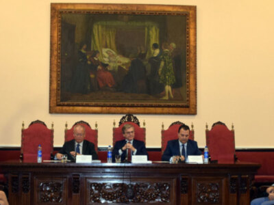 El profesor abogado universitario Francisco José Fernandez Romero Hermano Mayor de la Vera- cruz Ilipense,presento su libro”Actualidad por Dercho”