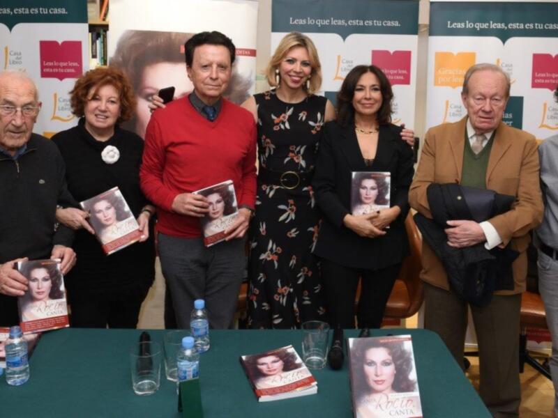 La periodista Marina Bernal ha sorprendido a todos con  Rocío canta&#39;, un libro homenaje a la memoria de  Rocío Jurado que recorre los