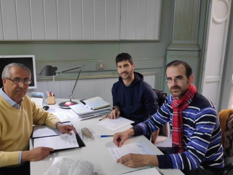 Cultura del Ayuntamiento de Chipiona deposita en la Delegación Territorial de la Junta un hacha neolítica
