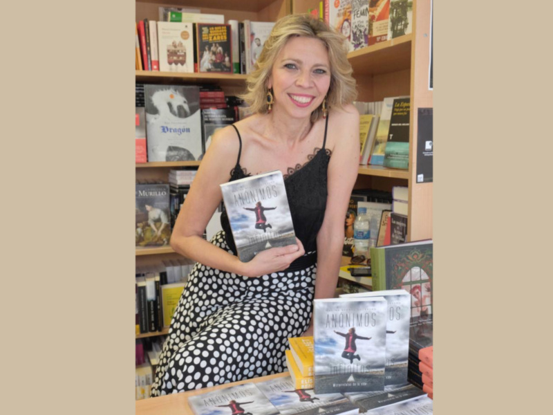 Autora presenta su libro 'Anónimos' en una librería.