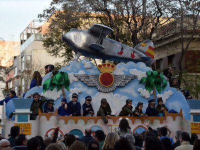 La carroza de la Cabalgata de Reyes mago está Coronada con el antiguo avión llamado Jesús del Gran Poder por cumplirse 100 año de Tablada