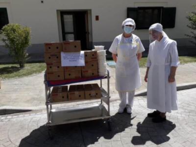 Imagen del reparto de queso a las Hermanitas de los Pobres donado por el equipo de Acción Social del Ateneo