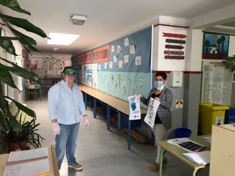 Isabel María Fernández supervisa en los colegios los preparativos para la reapertura del lunes
