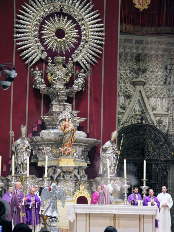 Monseñor Asenjo nombra a nuevos canónigos de la Catedral sevillana	