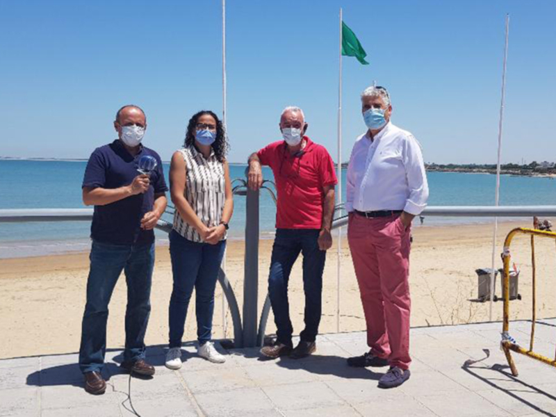 El paseo marítimo de la playa de Micaela a punto de estrenar 120 metros de barandilla realizada mediante reciclaje