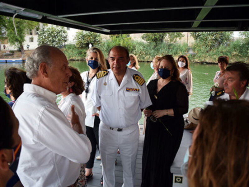 La Real Liga Naval Española invitó a dar un paseo por el río Guadalquivir a las instituciones de la mar sevillana.