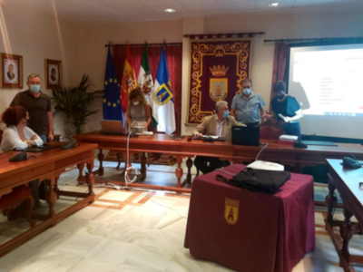 La delegación de Vivienda del Ayuntamiento de Chipiona ha realizado hoy el sorteo de siete viviendas con garaje y trastero de la promoción ‘Matadero’ 