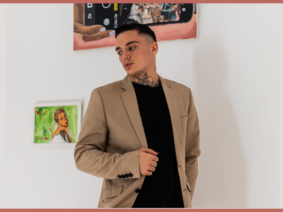 Un programa del Instituto Andaluz de la Juventud lleva a rincones de la provincia el proyecto pictórico ‘Involución Humana’ de Diego Hall 