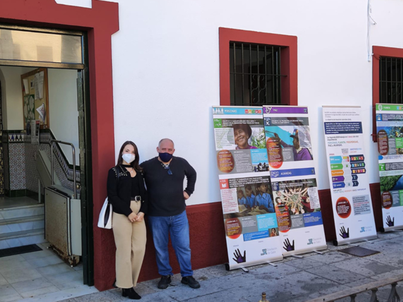 La fachada de la Casa de la Cultura ofrece una muestra que sensibiliza a los jóvenes sobre los objetivos de desarrollo sostenible 