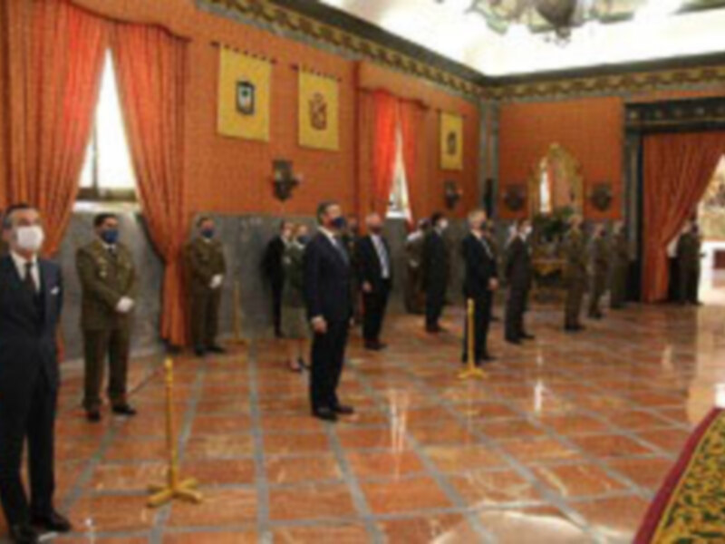  El Excelentísimo señor D. Santiago De León y  Domecq, ha recibido la Gran Cruz del Mérito Militar con distintivo blanco.