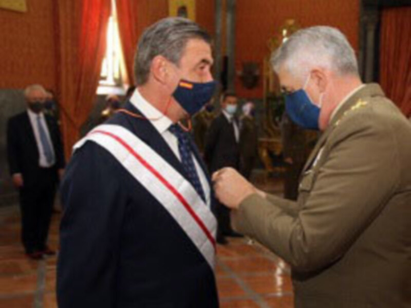 Condecorado el Hermano Mayor de la Real Maestranza de Caballería de Sevilla.
