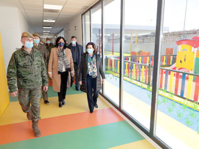 La ministra Robles visita el nuevo centro de educación infantil de la base "El Goloso"