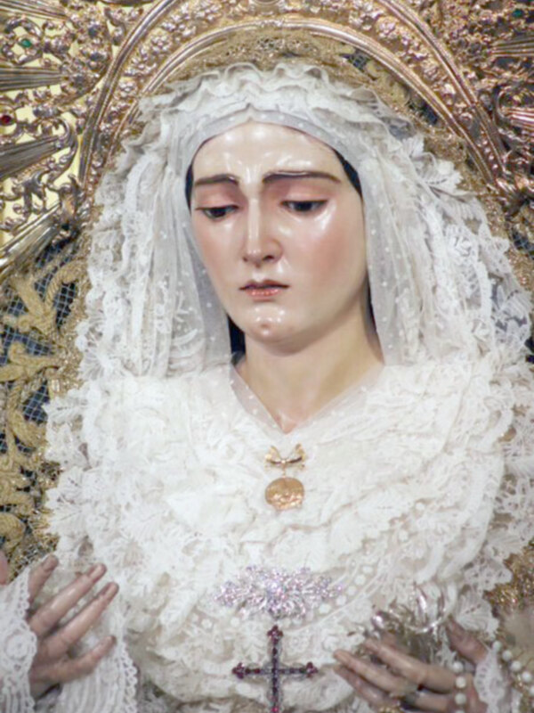 La Virgen de las Angustias de Alcalá del Río se viste de celeste en la festividad de la Inmaculada.