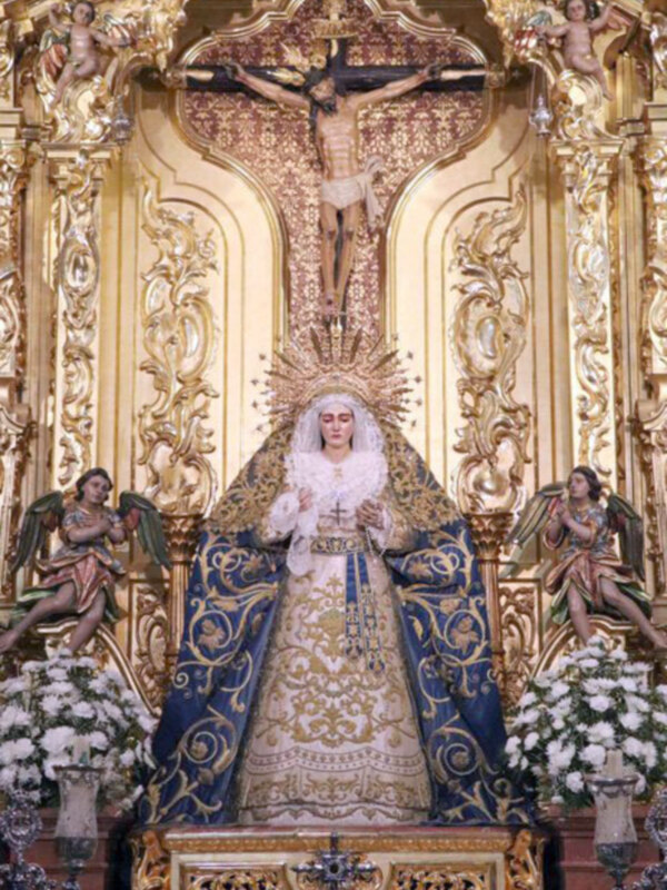 La Mariana Virgen de las Angustias de Alcalá del Río cambia su ajuar para la Inmaculada