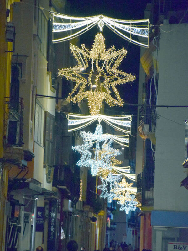 La Navidad ya luce en Sevilla.