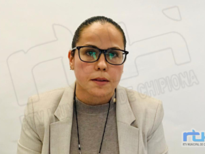 La campaña de poda que se desarrolla en Chipiona llegará a actuar sobre 1500 árboles