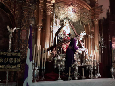 Hermoso adorno del Altar de la Hermandad de Jesús el Nazareno de Alcalá del Río