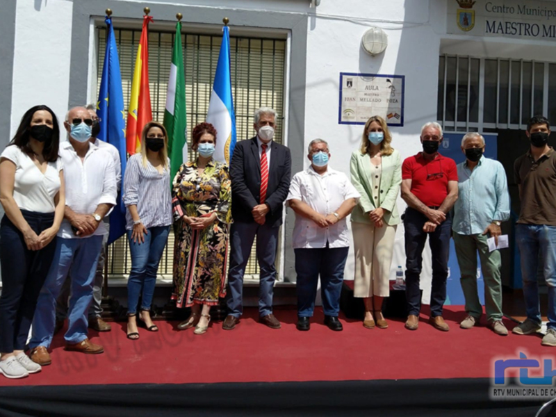 Un aula del Centro de Educación de Adultos de Chipiona lleva desde hoy el nombre Juan Mellado Poza en reconocimiento a sus 35 años como docente 