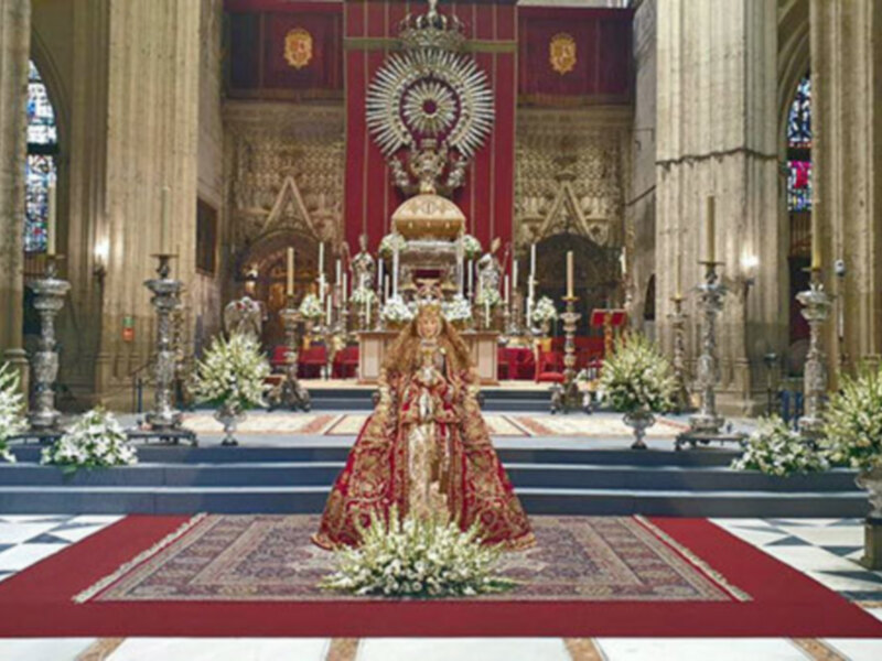 La Virgen de los Reyes preside el Presbiterio del Altar de Jubileo para su Veneración en la Seo sevillana