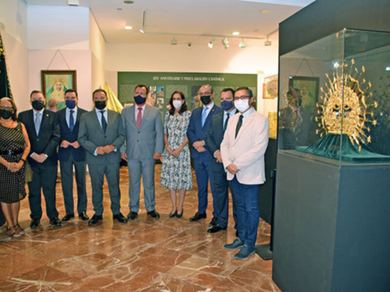 Los tesoros del 50 Aniversario de Coronación de Vera-cruz de Alcalá del Río en la exposición cofrade del Mercantil.