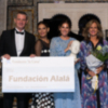 Lourdes Montes (vestida por Elisabetta Franci) recibió el donativo destinado a la Fundación Alalá EN LOS PREM IOS ESCAPARATE